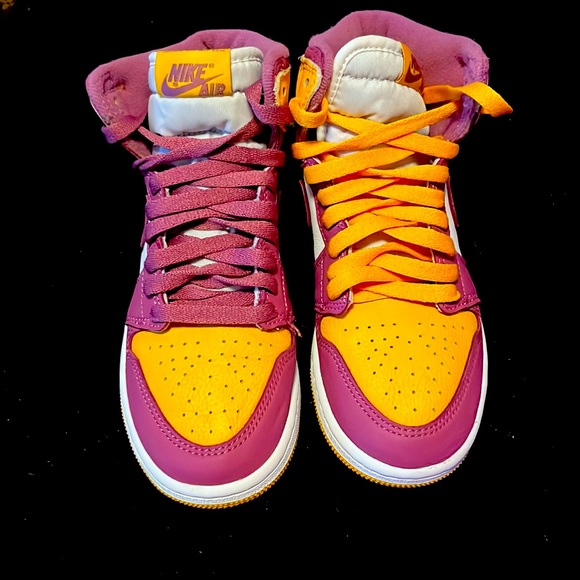 Pre used, like new great condition sneakers. Comes with both color laces. - Picture 1 of 2